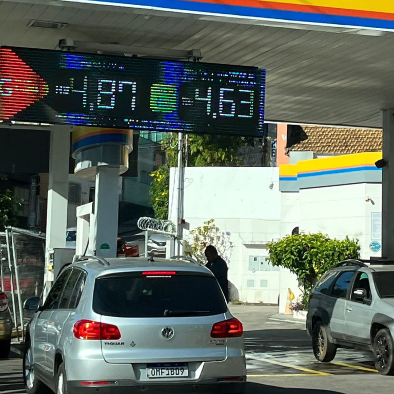 Despertar amargo: aumento drástico na gasolina em todo o Brasil. Despertar amargo: aumento drástico na gasolina em todo o Brasil.